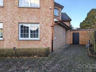 Deze praktijkruimte is gelegen in een residentiële buurt te Sint Job. De praktijk heeft een oppervlakte van ca. 89m² en is bestemd voor het...