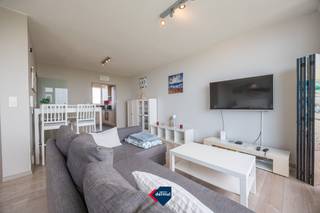 Bent u op zoek naar een gezellige studio aan zee met een prachtig uitzicht? Ontdek dan deze gemeubelde studio op de achtste verdieping van Residentie Nautilus in Bredene. Dankzij de hoge ligging geniet u vanuit de leefruimte én vanop het terras van een schitterend frontaal zicht op zee. Een heerlijke plek om tot rust te komen op elk moment van de dag. Een belangrijke extra troef is de inbegrepen eigen parking voor het gebouw. Daarnaast is er een privatieve berging aanwezig voor extra opslagruimte en beschikt het gebouw over een fietsenberging. De combinatie van het frontale zeezicht, het terras, de hoge verdieping en de inbegrepen parking maakt van deze studio een bijzonder aantrekkelijk aanbod aan de Belgische kust. Interesse? Contacteer ons vandaag nog voor meer informatie of een bezoek ter plaatse.