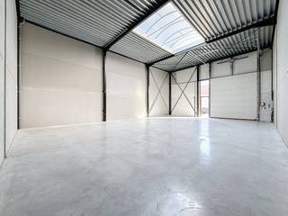 Warehouse of approximately 170 m² for rent in Izegem in the Stuyf new construction project with private parking space. The warehouse is located...