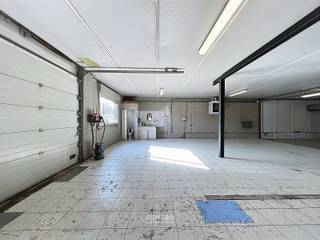 <span><strong><u>Benaderende OPPERVLAKTEN:</u></strong><br /><strong><em>Constructie - bewoonbare oppervlakten</em></strong></span><br /><strong>Magazijnen/garages:</strong> 430 m²<br /><br /><span><strong><em>Grondoppervlakte</em></strong></span><br /><span>Totale grondoppervlakte: ± 1.000 m² </span><br /><span>Aantal parkeerplaatsen: +15</span><br /><br /><span><strong><em>Uitbreidingsmogelijkheden:  </em></strong>± 100<strong><em> </em></strong>m²</span><br /><br /><span><strong><u>INDELING</u></strong><u>:</u></span><br /><span><strong><u>Magazijn:</u></strong></span><br /><em><strong>Magazijn vooraan (210m²)</strong></em>: Gang - 4 garages (1 laadpaal)- atelier 85m² - bureelruimte 35m² met ingemaakte kastenwanden - kunststof gietvloer, Ytong muren/baksteen, dak geïsoleerd EPDM, vrije hoogte: 2,50m tot 2,77m, 5 sectionaalpoorten (3 elektrische). Poorten van 2,45 tot 2,72m breed en 2,15m hoog.<br /><strong><em>Magazijn achteraan (220m²)</em>: </strong>atelier - spuitcabine met brandvertragende isolatiepanelen - aparte<strong> </strong>bureelruimte (met ingemaakte kasten) - sanitair - keramische tegels, baksteen, vrije hoogte 3m, handgestuurde sectionaalpoort DEBO (b: 3,75m - h: 2,70m) met aparte loopdeur, verwarming op gas, afwatering, bovengrondse tank buiten met tankpistool binnen.<br /><br /><span><strong><u>ENERGIE:</u></strong><br />Zonnepanelen: 36 panelen x 400 Wp: 14.400 Wp.</span><br /><br /><span><strong><u>GROTE TROEVEN van dit bedrijfspand:</u></strong></span>
<ul>
	<li>Het magazijn vooraan kan ook 1 open ruimte van 210m² worden (alle wanden zijn valse wanden)</li>
	<li>Perfect geschikt om de garages vooraan apart te verhuren aan omwonenden</li>
	<li><span>Badgesysteem voor alle deuren/poorten</span></li>
	<li><span>Voldoende parkeergelegenheid: diverse garages en parkeerplaatsen op AFGESLOTEN eigen terrein</span></li>
	<li><span>Nog uitbreidingsmogelijkheden aan het magazijn !</span></li>
	<li>Kantoorgedeelte met 3 wanden in <span>maatkasten en vast bureel </span></li>
</ul>
<span><strong><u>BESTEMMINGSMOGELIJKHEDEN:</u></strong></span><br /><span>Volgens het gewestplan Roeselare-Tielt gelegen in woongebied.</span><br /><br /><span><strong><u>NUTSVOORZIENINGEN</u></strong><u>:</u><br />Regenwater met pomp (15.000L), elektriciteit (3x230V), aardgas, internet en riolering, </span><span>zonnepanelen.</span><br /><br />Onze referentie op<strong> </strong><strong>www.centro.be</strong>: <strong>Q0830-M</strong><br /><strong>Interesse?</strong> Neem dan vandaag nog contact voor meer info of bezichtiging:<strong> </strong><strong>050700102</strong><strong>.</strong><br /><br /><strong>CENTRO | </strong><strong>BEDRIJFSVASTGOED </strong>is reeds 25 jaar <u>gespecialiseerd in de bemiddeling van commercieel- en bedrijfsvastgoed</u> in West- en Oost-Vlaanderen.<br /><strong>Wilt u ook weten hoeveel uw bedrijfsgebouw waard is?</strong><br />Contacteer ons vrijblijvend voor een marktconforme waardebepaling van uw pand. <br /> 