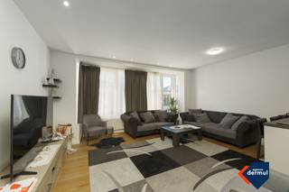 <br />Dit tweeslaapkamer appartement bevindt zich op de eerste verdieping. Het appartement is op dit moment verhuurd, dus ideaal als investering. Bij het binnenkomen in de inkomhal kan u meteen doorlopen naar de woonkamer met keuken. Het appartement heeft twee slaapkamers. Er is veel lichtinval waardoor de woonkamer ruim aanvoelt.  Dit appartement ligt vlak aan de Zeedijk van Mariakerke. Contacteer ons kantoor om uw bezoek in te plannen!