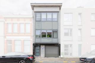 In het hart van Sint-Niklaas, op wandelafstand van het station, bieden wij u deze verrassend ruime woning aan, perfect geschikt voor kangoeroewonen...
