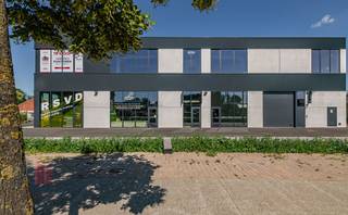 Nieuwbouw kantoorruimte met een oppervlakte van 684 m² en 14 privatieve parkeerplaatsen te koop.Het casco kantoor situeert zich op de 1e verdieping...