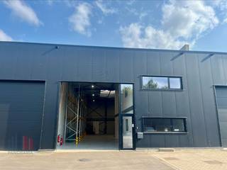 Volledig afgewerkte, instapklare en multifunctionele bedrijfsunit met een totale oppervlakte van +/- 426 m² te koop. De unit bestaat uit een...