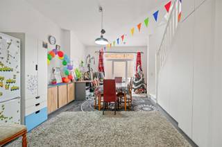 <p><span>Wat de wijk van het historische gebied van het Groot Begijnhof onderscheidt van sommige andere wijken van de Mechelse kernstad, is de combinatie van parkeerplaatsen op korte afstand, een stille omgeving en de directe nabijheid van de E19. De Vrouw van Mechelenstraat is een verkeersluwe eenrichtingsstraat (zone 30). Dit huis met een kleine kelder, beschikt over een volledig opengewerkte living en open keuken. De L-vormige keuken is voorzien van volgende apparaten: koelkast, kookplaat, oven en microgolfoven. Via een breed raam kijkt u uit op de volledig ommuurde stadstuin (klinkers). De hoge plafonds en de hoge gevel zorgen er onder meer voor dat u op de tweede verdieping een volwaardige stahoogte krijgt in de grote kamer onder dak en in de derde kamer. De master bedroom op de eerste verdieping geeft gemakkelijk toegang tot de ruime badkamer, waar plaats is voor uw wasmachine, een douchecabine, een dubbel lavabomeubel, een sierradiator en een hangtoilet. Momenteel is de woning verhuurd tegen 1.300 euro per maand.</span></p>