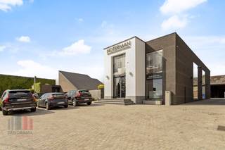 Dit instapklare en multifunctionele bedrijfsgebouw biedt tal van mogelijkheden voor ondernemers die op zoek zijn naar een strategische uitvalsbasis. Gelegen <strong>langs de N8</strong> Oudenaarde geniet u van uitstekende verbindingen naar Oudenaarde, Zottegem en Brakel, met de <strong>N60</strong> op slechts 6 km.<br /><br />Met een totale oppervlakte van 364 m², verdeeld over het gelijkvloers en de eerste verdieping, biedt dit pand alle ruimte voor uw onderneming. Het gelijkvloers bestaat uit een polyvalente ruimte die zowel als een toonzaal, showroom, kantoor als handelsruimte kan dienen. Verder is er een afgesloten kantoor. Op de verdieping vindt u extra flexibele werk- of presentatieruimte, een directeurskantoor en sociale ruimte met kitchenette. Alles afgewerkt met kwaliteitsvolle en duurzame materialen.<br /><br />Achter het gebouw staat een magazijn van 271m² samen met een buitenterrein, ideaal voor stockage.<br /><br />Daarnaast biedt het pand ruime parkeergelegenheid voor zowel medewerkers als klanten, zowel aan de voor- als achterzijde van het gebouw. Dit pand is vrij bij akte en klaar voor uw onderneming!<br /><br />Interesse? Neem contact op met <strong>PANORAMA B2B</strong> voor meer info, plannen of een vrijblijvend plaatsbezoek: <strong>0477 02 09 02.</strong><br /> 