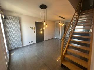 <p>Inschrijven kan via onze website</p><p> </p><p>Op een uitstekende ligging in Erembodegem bevindt zich dit <strong>lichtrijke duplexappartement</strong>. Het station, winkels, scholen en openbaar vervoer bevinden zich in de nabije omgeving.</p><p> </p><p>Bij het betreden van het appartement kom je in <strong>een gezellige leefruimte met open keuken</strong>. Aansluitend is er <strong>een terras</strong> aanwezig. Verder beschikt het appartement over een toilet, een wasplaats en een badkamer met douche. Op de bovenverdieping bevindt zich de slaapkamer, samen met een apart toilet.</p><p> </p><p>Er is de mogelijkheid om <strong>een garage bij te huren aan €80 + €15 gemeenschappelijke kosten</strong>.</p><p> </p><p>De huurprijs bedraagt €735 + €95 gemeenschappelijke kosten.</p><p> </p><p>Het appartement is onmiddelijk beschikbaar.</p>