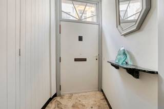 Deze gezellige woning met authentieke gevel genaamd Klein Vlaenderen, het voormalig koetshuis van Groot Vlaenderen, is fantastisch gelegen op wandelafstand van de markt. Een kleinschalige woning mét garage groot genoeg voor een normale stadswagen. Tevens een stevige constructie dankzij een totaalverbouwing in de jaren 60. <br /><br />Indeling als volgt; <br />Gelijkvloers: Inkomhal, garage<br />1ste verdieping: Living met eetplaats en keuken<br />2de verdieping: Slaapkamer met badkamer<br /><br />Elektriciteit conform. <br /><br />Kortom een stadswoning met garage op schitterende locatie ideaal als 2de verblijf, investering, gebruik van garage voor woning in nabijheid, enz... <br /><br />Contacteer Nathan voor een bezoek of meer informatie:<br />0471 49 45 39<br />nathan.peellaert@albert.immo