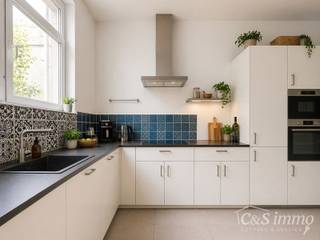 Licht en trendy gelijkvloersappartement met tuin. Via de ruime inkomhal bereikt u de achteraan gelegen woonruimte met open ingerichte leefkeuken, waar een aangename en open leefomgeving centraal staat. Via de schuifdeur heeft u rechtstreeks toegang tot het aangelegde terras en de grote privatieve tuin.<br /><br />De ruime slaapkamer (16 m²) bevindt zich aan de straatzijde en is uitgerust met elektrische rolluiken. Verder beschikt het appartement over een badkamer met inloopdouche en lavabo, een privatief toilet en een grote berging met aansluiting voor wasmachine.<br /><br />De mooie houten vloeren en het behoud van authentieke elementen zorgen voor extra charme en karakter. Daarnaast zijn er nog een ruime privatieve kelder, aparte meters en conforme elektriciteit aanwezig. instapklaar!