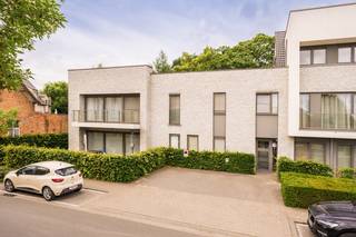 Dit lichtrijk appartement vinden we terug in een gebouw dat werd opgericht in 2015.<br /><br />Het appartement is gelegen op de 1ste verdieping, vlot bereikbaar met de lift en voorzien van veel raampartijen. De eigenaar heeft recent nog zonnescreens voorzien op de ramen.<br /><br />Indeling: <br />inkomhal met uitsparing vestiaire, gastentoilet, open leefruimte met geïnstalleerde keuken uitgevend op het terras, berging/wasplaats, badkamer met douche en 2 slaapkamers.<br /><br />Verder zijn er een kelderberging en ondergrondse parkeerplaats aanwezig, verplicht bij te kopen voor de prijs van 17.500 Euro.<br /><br />Bent u op zoek naar een instapklaar appartement nabij het centrum van Ertvelde? Contacteer mij voor een vrijblijvend bezoek via quinten@qubic-vastgoed.be of via 0468/20 15 30.