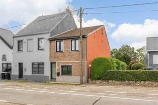 Instapklare en conforme woning met zonnige tuin op uitstekende ligging in Herent<br />Bent u op zoek naar een zorgeloze woning waar de belangrijkste technische investeringen reeds werden uitgevoerd? Dan is deze charmante gezinswoning met drie slaapkamers absoluut een bezoek waard.<br />Deze woning combineert een vlotte bereikbaarheid met een aangename leefomgeving en beschikt over een zonnige tuin waar u optimaal van het buitenleven kunt genieten.<br />Op technisch vlak scoort de woning bijzonder sterk. Zo beschikt ze over een conforme elektrische installatie, een gunstig EPC-label C, een recent vernieuwd dak, recente Schüco-ramen en een asbestvrij attest. Hierdoor bent u verzekerd van een woning die volledig voldoet aan de huidige normen en waarvoor geen onmiddellijke grote investeringen nodig zijn.<br />Daarnaast biedt de woning nog de mogelijkheid om bepaalde ruimtes naar eigen smaak en stijl verder te moderniseren. Zo creëert u moeiteloos een eigendom die volledig aansluit bij uw persoonlijke woonwensen.<br />Een uitstekende opportuniteit voor starters, gezinnen of investeerders die op zoek zijn naar een kwalitatieve woning met potentieel, een zonnige tuin en een strategische ligging. nabij Leuven, invalswegen, winkels en openbaar vervoer.<br />Plan eenvoudig uw bezoek via onze website voor een vlotte afspraak.<br />Voor meer informatie kunt u rechtstreeks contact opnemen met Philippe via 0470/308.563 of philippe@immojanstas.be.