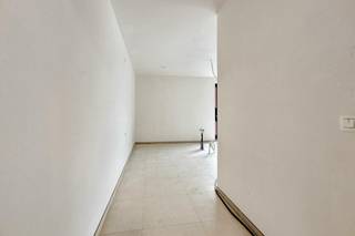 Dit appartement op de eerste verdieping beschikt over een bewoonbare oppervlakte van circa 113 m² en combineert ruimte, licht en comfort op een doordachte manier. De lichtrijke leefruimte met grote raampartijen creëert een open en aangename sfeer, met voldoende plaats voor een gezellige zithoek en ruime eethoek.<br /><br />Een absolute troef is het uitzonderlijk ruime terras van circa 36 m². Deze buitenruimte vormt een echte meerwaarde en is ideaal voor gezellige diners, een loungehoek of om simpelweg in alle rust te genieten van het buitenleven. Het terras zorgt voor een mooie binnen-buitenconnectie en verhoogt het wooncomfort aanzienlijk.<br /><br />Daarnaast beschikt het appartement over een autostaanplaats en een privatieve kelderberging, beide inbegrepen in de verkoopprijs, perfect voor extra opslagruimte en een praktische organisatie.<br /><br />Het appartement werd gerealiseerd volgens de BEN-normen (Bijna-EnergieNeutraal), wat garant staat voor een laag energieverbruik en een duurzame investering in de toekomst.<br /><br />De verwarming gebeurt via vloerverwarming in combinatie met een energiezuinige warmtepomp, wat zorgt voor een gelijkmatige warmteverdeling en een aangenaam binnenklimaat zonder zichtbare radiatoren.<br /><br />Verder werd het appartement uitgerust met zonnepanelen (4 x 400 Wp), goed voor een totaal vermogen van 1.600 Wp. Hiermee wordt een deel van de elektriciteitsbehoefte zelf opgewekt, wat bijdraagt aan lagere energiekosten.<br /><br />Op vlak van ventilatie werd gekozen voor een ventilatiesysteem type C, waarbij vervuilde lucht mechanisch wordt afgevoerd en verse lucht via natuurlijke toevoer wordt aangevoerd. Dit systeem zorgt voor een efficiënte luchtcirculatie en een gezond binnenklimaat.<br /><br />Dankzij de hoogwaardige thermische en akoestische isolatie geniet u bovendien van rust, comfort en uitstekende energieprestaties.<br /><br />Residentie Dumont biedt u hier een unieke kans om ruim, energiezuinig en stijlvol te wonen op een topligging tegenover Thor Park in Genk.