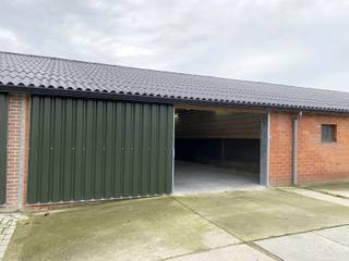 Deze opslagruimte, op een gepolierde betonvloer, heeft een oppervlakte van 125m² en is bereikbaar via een schuifpoort. <br />De vrije hoogte aan de voor en achterzijde bedraagt ca. 2,00m maar dit loopt snel op tot een nokhoogte van ca. 5,00m. De unit is voorzien van elektriciteit en een nieuw geïsoleerd dak. Er is geen verwarming of sanitair aanwezig. <br />Meer informatie kan u bekomen via ons kantoor.