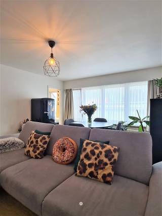 <p><span>BORNEM </span><span>- Bent je op zoek naar een instapklaar appartement in het centrum van Bornem? Dan is dit pand misschien geschikt voor jou!</span></p><p><span> </span></p><p><span>Enkele troeven op een rij:</span></p><ul><li><span>Goede centrale ligging in de winkelstraat vlakbij scholen en openbaar vervoer.</span></li><li><span>Betaalbaar wonen</span></li><li><span>Instapklaar</span></li></ul><p><span> </span></p><p><span>Indeling:</span></p><p><span>Het appartement is gelegen op de derde verdieping zonder lift. </span></p><p><span>Inkomhal, woonkamer, ingerichte keuken (kookvuur, dampkap, oven), ingerichte badkamer (toilet, lavabomeubel, douche), twee slaapkamers, terras achteraan.</span></p><p><span>Verbruik verwarming en (warm) water zijn inbegrepen in de algemene onkosten.</span></p><p><span> </span></p><p><span>Onmiddellijk </span><span>beschikbaar</span></p><p><span>Huurprijs</span><span>: € 715 + € 100 algemene onkosten (inclusief verwarming en (warm) water)</span></p><p><span>EPC</span><span>: 316</span></p><p><span> </span></p><p><span>Ben je benieuwd naar dit mooie appartement in het hart van Bornem? Vraag dan snel je bezoek aan via onze website!</span></p>