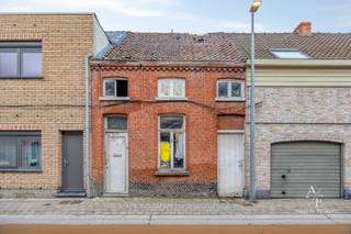In de Geemstraat 62 te Hamme bevindt zich dit perceel met bestaande bebouwing, vergund voor nieuwbouw. Een interessante opportuniteit voor wie zonder tijdverlies wil bouwen, aangezien de omgevingsvergunning reeds werd afgeleverd.<br /><br />Dankzij deze vergunning kan de koper onmiddellijk overgaan tot realisatie van het nieuwbouwproject, zonder bijkomende administratieve procedures. Dit maakt het geheel zowel geschikt voor particuliere bouwers als voor investeerders of projectontwikkelaars die op zoek zijn naar een project met rechtszekerheid.<br /><br />De ligging biedt een aangename wooncontext met een vlotte bereikbaarheid, nabij het centrum van Hamme en de belangrijkste voorzieningen zoals winkels, scholen en invalswegen.<br /><br />Een bezoekdag is voorzien op zaterdag 7 februari, telkens op afspraak.<br />Voor meer informatie of het vastleggen van een bezoek kan u contact opnemen via +32 475 20 18 05.