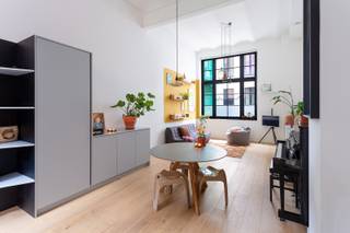 Midden in de stad wonen en toch thuiskomen in alle rust? Hier kan het. Dit bijzondere appartement bevindt zich in een voormalige parochiale meisjesschool, op een absolute toplocatie vlak bij de Grote Markt, het Historische stadcentrum, de vernieuwde Scheldekaaien en aan de voet van de prachtige Sint-Pauluskerk. Een karaktervol stukje stadsgeschiedenis dat vandaag een unieke woonplek vormt.<br /><br />Het appartement werd in 2021 volledig gerenoveerd met respect voor het karakter van het gebouw en veel aandacht voor hedendaags wooncomfort. U komt binnen via de private voortuin van 20 m² en stapt meteen de indrukwekkende leefruimte binnen. De hoge plafonds (4,2m) en royale raampartijen geven deze ruimte een loftachtig karakter met een zeer warme en huiselijke sfeer. Aansluitend bevindt zich de stijlvolle, volledig uitgeruste keuken en een afzonderlijk toilet. <br /><br />Een verdieping lager liggen twee slaapkamers en een moderne badkamer met ligbad, douche, wastafel en toilet met een extra buitenruimte van 8 m².<br /><br />Ook energetisch zit het goed. EPC-label A, vloerverwarming en een individuele warmtepomp maken het appartement niet alleen comfortabel, maar ook helemaal klaar voor de toekomst.<br /><br />Belangrijkste troeven:<br />• Uniek appartement in een voormalige meisjesschool<br />• Volledig gerenoveerd (2021)<br />• EPC-label A<br />• Twee private buitenruimtes van 20 m² en 8 m²<br />• Vloerverwarming met individuele warmtepomp<br />• Ingemaakte kasten en fietsenberging<br />• Nabij de Grote Markt<br /><br />• EPC: label A, P-score: C, G-score: C