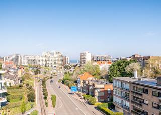 UITSTEKEND GELEGEN LICHTRIJKE PENTHOUSE MET 2 SLAAPKAMERS EN RONDOMROND RUIME ZONNETERRASSEN IN DE RECENTE RESIDENTIE PADDOCK I OP EEN BOOGSCHEUT VAN HET STRAND TE DE PANNE<br />Bestaande uit: inkomhal, lichtrijke en zonnige leefruimte met toegang tot het ruime zonneterras met een prachtig zicht op De Panne en voeling met de zee, afzonderlijke keuken voorzien van alle toestellen, berging met aansluiting wasmachine en droogkast, apart toilet, 2 slaapkamers waarvan 1 met badkamer met lavabo, douche en toilet, 2de badkamer met ligbad en dubbele lavabo. Het complex is gebouwd onder moderne tijdloze architectuur en heeft verder aangelegde tuinen. Gemeenschappelijke fietsenberging + vuilnislokaal in de residentie. Mogelijkheid tot aankoop van 2 ruime garages (-1). Bezichtigingen enkel op afspraak. Meer informatie vindt u op onze eigen website, www.immocattaert.be, onder de rubrieken "kenmerken en documenten".