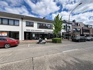 Centraal gelegen<strong> 3-slaapkamer appartement </strong>in een klein gebouw zonder lift. Door de uiterst goede ligging kan je van hieruit alle winkels te voet bereiken. Ook verschillende sportclubs bevinden zich in de nabije omgeving.<br /><br /><strong>Indeling:</strong><br />Ruime inkomhal met inbouwkasten; aparte wc; keuken met eethoek; woon- en eetkamer op laminaat; terras; wasplaats/strijkkamer; 3 slaapkamers op laminaat; badkamer met ligbad, dubbele lavabo en wc. <br /><br /><strong>Bijzonderheden:</strong>
<ul>
<li>Aparte meters voor water, gas en elekra. </li>
<li>In 2026: Nieuwe ramen (driedubbele beglazing) + nieuwe CV + nieuw terras. (<strong>huidig EPC werd nog niet aangepast</strong>, dus in werkelijkheid is de score beter dan D)</li>
<li>Ca. 14m gevelbreedte op het westen = erg veel lichtinval!.</li>
</ul>