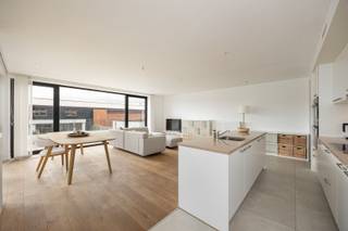 <p><span>Comfortabel wonen in hartje Keerbergen? Dat kan in dit eigentijdse appartement op een toplocatie! </span></p><p><span> </span></p><p><span>Bij binnenkomst valt meteen het heldere en open interieur op, dat een aangenaam gevoel van ruimte creëert. De leefruimte wordt overspoeld met natuurlijk licht dankzij de grote raampartijen en staat in directe verbinding met het ruime terras. </span></p><p><span> </span></p><p><span>De open keuken is volledig uitgerust met moderne inbouwtoestellen en praktische werkoppervlakken, ideaal voor wie graag kookt. </span></p><p><span> </span></p><p><span>Het appartement beschikt over twee comfortabele slaapkamers, waarvan één met praktische inbouwkast. De stijlvolle badkamer is afgewerkt met kwaliteitsvolle materialen en voorzien van een ruime inloopdouche. </span></p><p><span> </span></p><p><span>Een absolute troef van dit appartement is het indrukwekkende terras. Deze buitenruimte vormt een naadloze verlenging van de leefruimte en biedt alle mogelijkheden om te ontspannen, gezellig te tafelen of te genieten van een zonnige dag. </span></p><p><span> </span></p><p><span>Ook het gebouw zelf straalt kwaliteit uit. De hedendaagse architectuur, gekenmerkt door strakke lijnen en verzorgd metselwerk, geeft het geheel een tijdloze uitstraling. Bovendien bevindt het appartement zich op een uitstekende locatie, op wandelafstand van winkels, horeca en andere voorzieningen, met een vlotte bereikbaarheid naar omliggende gemeenten. </span></p><p><span> </span></p><p><span>De ondergrondse parking en private kelderberging maken het geheel compleet! </span></p><p><span> </span></p><p><span>Dit appartement is de ideale keuze voor starters, jonge professionals, koppels of iedereen die op zoek is naar modern, comfortabel en stijlvol wonen in het centrum van Keerbergen. Ook voor investeerders is dit een uitstekende opportuniteit! </span></p><p><span> </span></p><p><span>Interesse? Contacteer ons dan via 0479/01.01.01!</span></p>