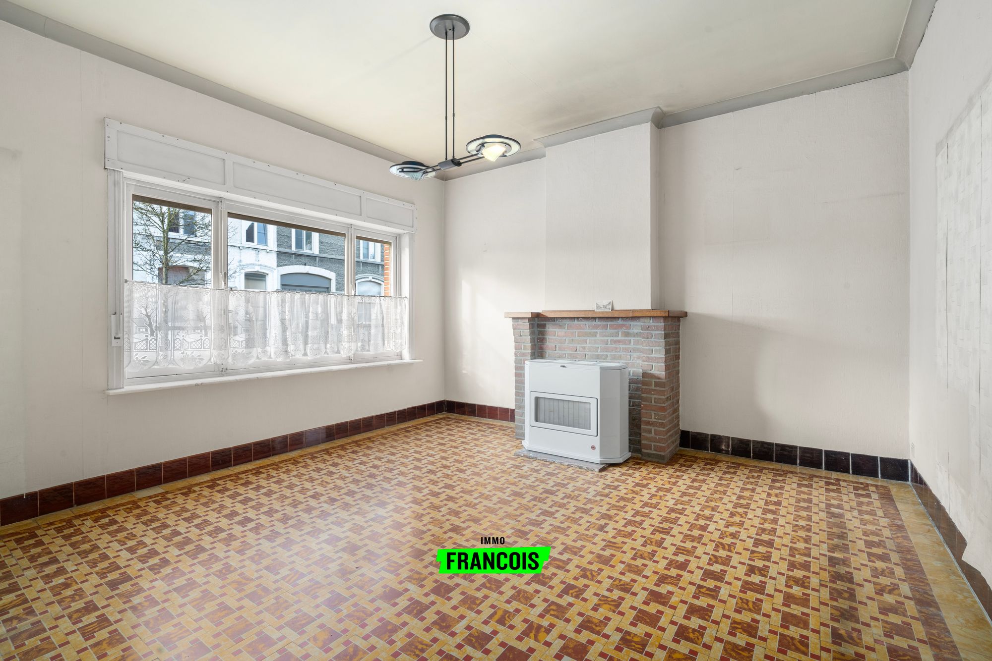 Te renoveren woning met atelier en ruime garage in centrum Oosterzele! - foto 4