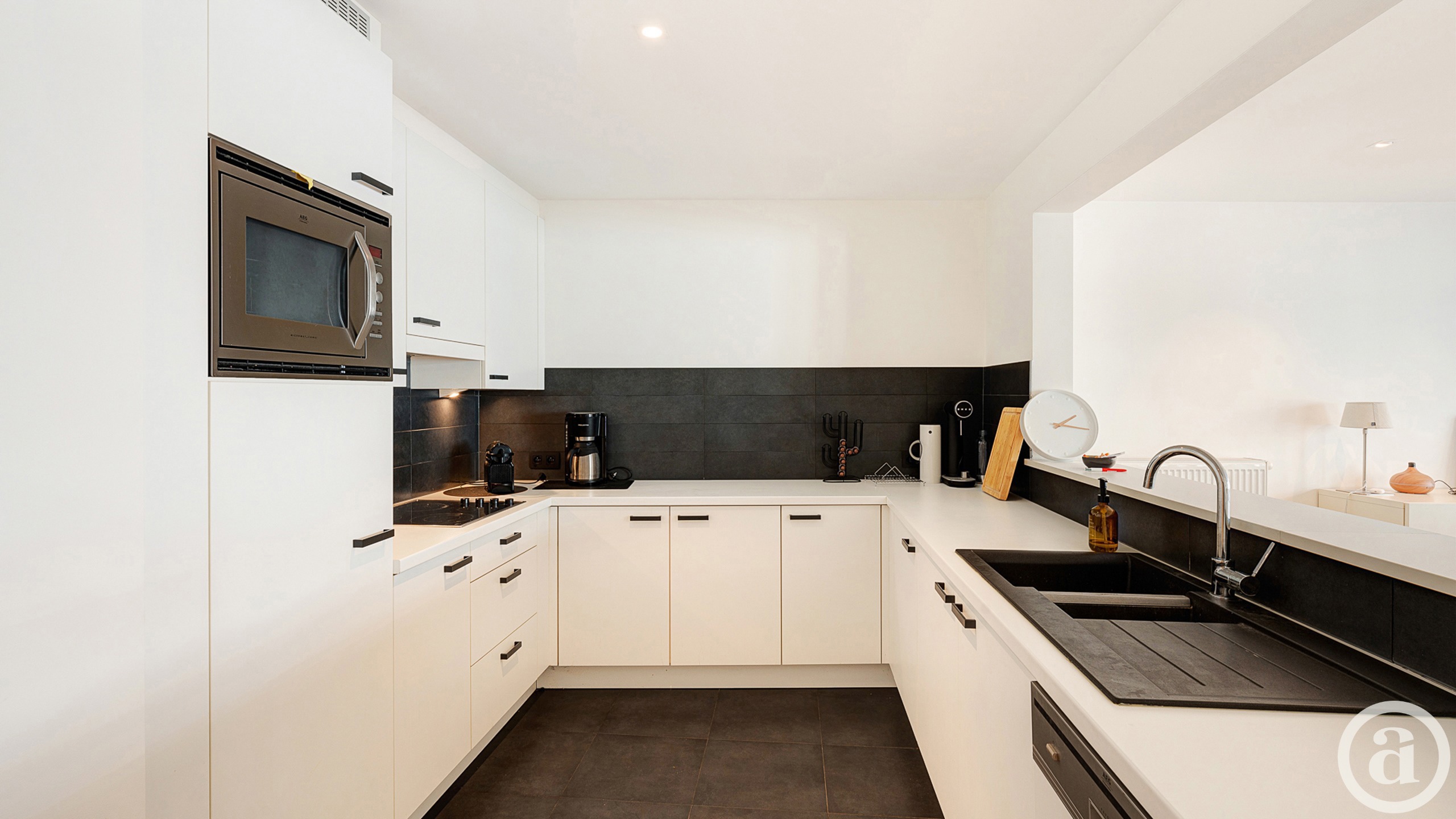 Ruim en lichtrijk gemeubeld appartement nabij winkels en strand nabij Rubensplein. - foto 5