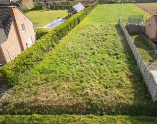 Ben je op zoek naar de ideale locatie om jouw droomwoning te realiseren in een rustige, groene omgeving? Dan is deze bouwgrond in de Meyerveldstraat te Rillaar precies wat je zoekt!<br /><br />Deze mooi gelegen kavel is bestemd voor open bebouwing en biedt tal van mogelijkheden binnen duidelijke en gunstige bouwvoorschriften.<br /><br />Belangrijkste bouwvoorschriften:<br />Open bebouwing<br />Bouwlijn op 12m uit de as van de voorliggende weg<br />Max. bouwdiepte: 15m op het gelijkvloers en 12m op de verdieping<br />Max. 2 bouwlagen<br /><br />Belangrijke informatie:<br />Het huidige stedenbouwkundig attest is voorwaardelijk, onder voorbehoud van het bekomen van een omgevingsvergunning voor het verkavelen van de grond. <br /><br />Interesse? Neem gerust contact op voor meer informatie of een bezichtiging ter plaatse.<br /> 