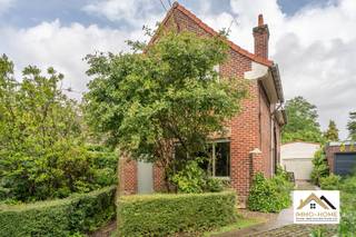 Deze prachtig gerenoveerde woning vormt een heel mooie combinatie van authenticiteit en modern wooncomfort. Je wordt ontvangen in een...