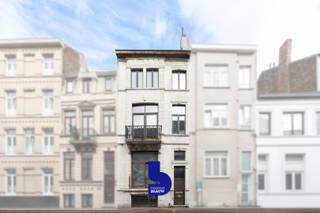 Deze karaktervolle herenwoning, opgedeeld in drie vergunde appartementen, vormt een uitstekende investeringsopportuniteit op een toplocatie nabij...