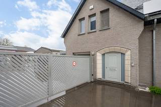<p>TE KOOP GERAARDSBERGEN<br />Dit ruime bedrijfsgebouw met woonst is gelegen in de regio Geraardsbergen, aan een drukke weg met veel passage. Ideaal om uw zaak te laten renderen en in de kijker te zetten.<br /><br />De villa heeft een bewoonbare oppervlakte van maar liefst 250 m² en omvat een inkomhal, apart toilet, bureau, ruime woonkamer en eetkamer met aansluitende, volledig ingerichte eiken keuken. Deze keuken biedt toegang tot een extra aanbouw die bestaat uit een woonkamer en eetkamer.<br /><br />Op de eerste verdieping vindt u een nachthal, drie ruime slaapkamers en een grote, volledig ingerichte badkamer. Daarnaast beschikt de woning over een zolder en een kelder.<br /><br />Via de aanbouw bereikt u het terras, dat toegang biedt tot een dubbele garage. Naast de parkeerplaats bevindt zich het bedrijfsgebouw van 450 m². Er is voldoende ruimte voor uitbreiding en/of opslag naast en achter het gebouw.<br /><br />Extra voordelen:<br /><br />Dubbele garage met zonnepanelen én opbrengst (24 zonnepanelen)<br />Volledige isolatie en nieuwe gevelsteen rond volledige woning<br />Zonneboiler + nieuwe brander<br />Volledig automatisch hek + nieuwe parking <br />Vernieuwde elektriciteit in de woning + garage <br /><br />Mogelijkheid tot uitbreiding van het bedrijfsgebouw (bouwgrond). Zowel de woning als het gebouw zijn voorzien van regenwateropvang<br /><br />Prijs bespreekbaar.<br />Voor meer informatie of een bezoek kunt u contact opnemen met Patrick op 0470/85 85 75.</p>