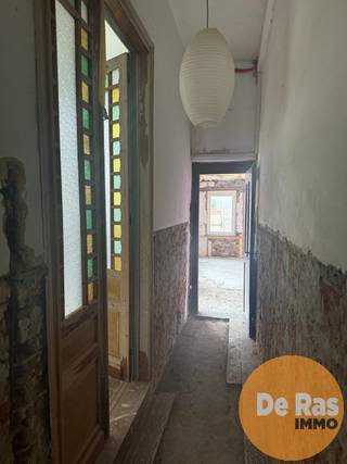 ZOTTEGEM - Karaktervolle stadswoning met tuin in Zottegem<br /><br />Op zoek naar een charmante woning die je nog volledig naar eigen smaak kan afwerken? Deze gesloten bebouwing, ideaal gelegen in het centrum van Zottegem tussen de markt en het station, combineert authenticiteit met reeds uitgevoerde, belangrijke vernieuwingen.<br />De gelijkvloerse verdieping omvat een inkom/bureauruimte (perfect als thuiswerkplek of praktijkruimte), een lichtrijke living, apart toilet, keukenruimte en toegang tot de kelder. <br />Op de 2e en 3e verdieping bevinden zich drie volwaardige kamers, een ruimte voor badkamer en extra apart toilet.<br /><br />Heel wat structurele werken werden reeds uitgevoerd: nieuwe leidingen en afvoeren, een nieuw dak en overal dubbele beglazing. Bovendien behaalt de woning nu al een gunstige EPC-score C. <br />De hoge plafonds, authentieke deuren en originele elementen zorgen voor een warme, karaktervolle uitstraling. De mooie oude vloertegels met motief zijn nog aanwezig en geven het de afwerking toekomstig cachet.<br /><br />Als extra troef beschikt de woning over een aangelegde tuin die bereikbaar is via een handige losweg.<br />Een ideale kans voor wie centraal wil wonen én zijn eigen stempel wil drukken op een woning met ziel.<br /><br />Voor meer informatie of een bezoek kan u ons steeds contacteren (053/60.65.60).