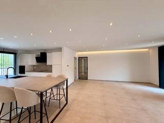 Cet appartement de nouvelle construction vous offre les dernières nouveautés en matière de qualité de vie dans un quartier dynamique et calme autour de la Stalenstraat à Genk. En tant que premier occupant, vous profiterez d'une maison toute neuve, entièrement prête à emménager, qui a été peinte par des professionnels et déjà équipée de rideaux élégants et d'un éclairage intégré.<br /><br />Lors de la construction, la priorité absolue a été accordée à la qualité et au confort. L'architecture élégante et la lumière naturelle abondante à travers les grandes fenêtres offrent une vue dégagée et une atmosphère très agréable. L'appartement est extrêmement économe en énergie, équipé de panneaux solaires et d'une installation moderne et durable qui garantit de faibles coûts énergétiques. Vous disposez également d'un espace extérieur privé, d'une luxueuse salle de bain avec douche à l'italienne et double vasque, et d'une cuisine moderne entièrement équipée avec des appareils encastrés de haute qualité tels qu'un lave-vaisselle, une plaque à induction, un four et un réfrigérateur. La technologie et la sécurité ont également été prises en compte grâce à une connexion par fibre optique active pour Internet haut débit, à une vidéosurveillance, à une sonnette vidéo et à un hall d'entrée sécurisé.<br /><br />Le prix de location comprend également une place de parking privée et un garage avec évier. Votre vélo est toujours en sécurité dans le hangar commun couvert et, en consultation avec le propriétaire, il est possible de discuter des animaux de compagnie pour en faire un véritable foyer.<br /><br />L'emplacement est excellent. À distance de marche, vous trouverez de nombreux magasins et équipements quotidiens, notamment Delhaize, Action, Kruidvat, Wara Shop, des magasins spécialisés locaux et un nouveau Lidl de l'autre côté de la rue. Pour la culture, la détente et la gastronomie, rendez-vous dans les cafés, les restaurants cosmopolites, la très animée Vennestraat ou le site culturel C-mine. Les amoureux de la nature pourront se rendre directement à pied ou à vélo dans l'idyllique vallée de Stiemer. Des écoles, des centres sportifs, des garderies, des médecins généralistes et des dentistes se trouvent également à proximité, tandis que l'hôpital du Limbourg oriental, le centre de Genk et les routes principales sont facilement accessibles.<br /><br />Disposition : <br /><br />Étage +1 :<br /><br />- hall d'entrée<br />- salon <br />- cuisine ouverte<br />- terrasse<br />- rangement<br />- salle de nuit<br />- toilettes<br />- salle de bain<br />- 3 chambres<br /><br />Supplémentaire : <br />- Un garage<br />- Jardin communautaire <br /><br />Le moyen le plus rapide pour visiter cet appartement ? Demandez votre visite via le bouton rouge de notre site Web (www.dewaele.com).<br /><br />Les rendez-vous ne peuvent pas être pris par téléphone. Pour toute autre question, vous pouvez nous contacter par téléphone au 011 30 50 50.<br /><br />À bientôt !