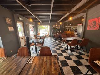 Dit gerenoveerde (2021) handelspand bevindt zich op een centrale en gunstige locatie op een belangrijke verbindingsweg tussen Kapellen, Putte...