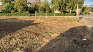 Dit mooi gelegen perceel bouwgrond op 781m² bevindt zich op een boogscheut van het centrum van Oostrozebeke, wordt te koop aangeboden <span><strong>ZONDER</strong></span> bouwverplichting. Deze grond maakt deel uit van een goedgekeurde verkaveling, er is reeds een bouwvergunning aanwezig voor het bouwen van een landelijke woning (architectenplan maakt deel uit van deze verkoop). Contacteer Floris voor verdere info op het nummer 0496/101.201