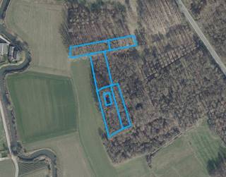 IN OPTIE !Samenvoegsel van verschillende percelen bosgrond met vijver. Kadastraal gekend als percelen bos (2), bouwland (3) en vijver.De gronden zijn...