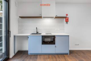 Deze gezellige en comfortabele woonst op de gelijkvloerse verdieping maakt deel uit van een authentiek gebouw met mooie uitstraling dat in 2025 volledig werd ontmanteld en gerenoveerd met zeer kwalitatieve uitrustingen, technieken en duurzame materialen. Deze studio / dit appartement is zeer energiezuinig (A label) met een lage ecologische voetafdruk, door gebruik te maken van o.a. doorgedreven isolatietechnieken van dak, vloeren, muren en ramen, met voorziening van kwalitatieve zonnepanelen in combinatie met duurzame warmtepompen, waarbij binnenunits voor verwarming én koeling zorgen voor dagdagelijks zorgeloos wooncomfort. De studio beschikt over een gezellige en praktische woonruimte met een volledig uitgeruste keuken en een aparte badkamer met douche, lavabo en wc. Daarbovenop is er nog een ruim privatief terras van 16 m2. Achteraan het gebouw is, naast een fietsberging, tevens een gezellig stadstuintje waar de bewoners gebruik kunnen van maken. Belangrijke troef is tevens de uitstekende, rustige ligging op wandelafstand van het o.a. het centrum, het station, het Sluispark en alle nodige faciliteiten. Dat alles maakt deze woonst zeer geschikt voor o.a. alleenstaanden en koppels zonder kinderen. Heeft u vragen of wenst u een bezoek te plannen? Contacteer ons via info@homies.be of 016 22 82 22. HOMIÉS, an Eye for Immo.