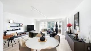 <p>In a well-maintained residence on Van Bunnenplein lies this two-bedroom apartment with a pleasant sea view. The living area features floor-to-ceiling windows and opens onto a small balcony overlooking the square and the sea.</p>
<p>The kitchen is fully fitted with quality appliances and designed with attention to detail, including a dishwasher conveniently placed at height. A practical storage room is also provided.</p>
<p>The rear bedrooms are equipped with automatic shutters and, thanks to floor-to-ceiling sliding windows, enjoy plenty of light and a spacious feel. The master bedroom has an ensuite bathroom, and there is also a separate second bathroom.</p>
<p>A comfortable apartment in a sought-after location, perfect as a second residence or permanent home.</p>