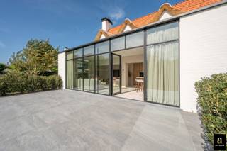 Charmante villa de style Zoute authentique, idéalement située à la lisière du Zoute, à proximité du Royal Zoute Golf Club.<br />Agencement : hall d'entrée avec toilettes invités et vestiaire. Salon et salle à manger lumineux avec cuisine ouverte entièrement équipée donnant accès au magnifique jardin doté d’une terrasse exposée plein sud. Chauffage au sol et climatisation au rez-de-chaussée. La chambre parentale (au rez-de-chaussée) dispose d’un dressing, d’une salle de bains et de toilettes séparées. À l’étage se trouvent trois chambres spacieuses, chacune dotée de sa propre salle d’eau. Toilettes. Buanderie séparée (ou chambre de bébé / 5e chambre). Grand grenier. Garage intégré pour 1 voiture, vaste parking extérieur (4 voitures). Le jardin, orienté sud/sud-ouest, bénéficie d’un ensoleillement maximal et offre une magnifique vue dégagée. Possibilité d’aménager une piscine (10 m x 4 m). « Villa Zoutedijk » – accessible par un petit chemin – a fait l’objet d’une rénovation complète et de qualité.