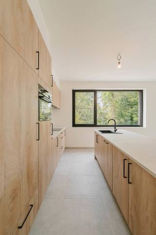 Voor verdere info of een vrijblijvende waardebepaling van uw eigendom: stephanie.mottie@homixx.be of 016 84 96 84<br /><br />Welkom in residentie Ter Hoght, waar luxe, comfort en energiezuinig wonen naadloos samenkomen. Dit indrukwekkende nieuwbouwappartement werd opgeleverd in mei 2026 en voldoet aan de allerstrengste energienormen met een uitzonderlijke E-peil van minder dan 10. Bij Homixx Vastgoed, uw professionele vastgoedpartner, houden we ervan om u volledig te ontzorgen; deze unieke woonst is dan ook volledig instapklaar en met het oog op detail hoogwaardig afgewerkt.<br /><br />Licht en een optimaal ruimtegevoel staan centraal in de ruime leefruimte, die harmonieus overvloeit in een moderne, open en hoogwaardig afgewerkte keuken. Grote glaspartijen zorgen voor een ruimtelijk en lichtrijk gevoel. Op het overdekte terras kan u heerlijk genieten van alle rust en privacy. <br /><br />Het appartement beschikt over twee slaapkamers. De mooie badkamer straalt pure luxe uit en is voorzien van een royale inloopdouche en dubbele lavabo's, overigens ideaal aangevuld met een apart toilet. Verder is er nog een praktische berging/technische ruimte voorzien. <br />Bovendien heb je zowel vanuit de leefruimte als de eerste slaapkamer toegang tot het terras!<br /><br />Op vlak van technieken is dit pand volledig klaar voor de toekomst. Een lucht-water warmtepomp, een modern ventilatiesysteem, een snelle internetkabel in glasvezel en maar liefst 6 individuele zonnepanelen zorgen ervoor dat uw verbruik tot een absoluut minimum wordt beperkt. Tot slot beschikt u over een handige kelderberging en een ondergrondse vaste staanplaats. Een zeldzame opportuniteit voor wie op zoek is naar modern wooncomfort op een toplocatie.<br /><br />Het appartement is bovendien onmiddellijk beschikbaar!<br />De maandelijkse huurprijs bedraagt 1.150 EUR + 80 EUR gemeenschappelijke kosten = 1.230 EUR<br /><br />Ontdek snel dit pareltje in centrum Haacht en maak je afspraak via stephanie.mottie@homixx.be of 016 199 348