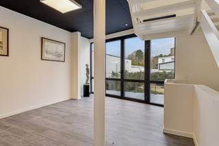 Ontdek dit gerenoveerd kantoorgebouw, verdeeld over 3 verdiepingen, met 7 afgesloten kantoorruimtes en een ruime vergaderzaal.Dit pand bevindt zich...