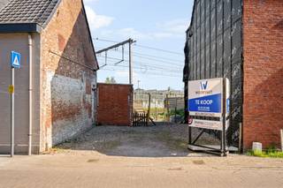 <p>Bouwen op jouw maat, zonder de wachttijd van een nog te verkavelen grond? Aan de Eekstraat in Lokeren ligt een bouwperceel klaar voor wie meteen wil starten.</p><p>Lot 1 heeft een gevelbreedte van 6,30 meter en biedt ruimte voor een eengezinswoning in gesloten bebouwing met twee bouwlagen onder de kroonlijst en een bewoonbare zolderverdieping. De voorschriften geven een helder kader — bouwhoogte 5,60 tot 6,40 meter, zadeldak met helling 35°–45°, plat dak toegelaten op de gelijkvloerse uitbouw — en laten ruimte voor jouw eigen architecturale invulling.</p><p>De troeven:</p><p>- Heldere stedenbouwkundige krijtlijnen, ruimte voor eigen ontwerp</p><p>- Vlotte verbinding naar Gent, Antwerpen en E17</p><p>- Naastgelegen perceel reeds bebouwd — directe referentie</p><p>Contacteer Woonvast voor het volledige dossier en een plaatsbezoek.</p>