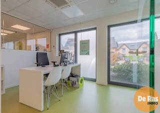 <strong>AALST – Opbrengsteigendom (kantoor) met langetermijnhuurder</strong><br /><br />In het bloeiende Aalst bevindt zich deze interessante opbrengsteigendom op het gelijkvloers van een kleinere residentie. Het betreft een kwalitatief en functioneel ingericht kantoor dat zich uitstekend leent voor investeerders die op zoek zijn naar een stabiel rendement met een minimale risico- en beheersgraad.<br /><br />De eigendom wordt vandaag verhuurd aan Argenta, een financieel sterke en betrouwbare speler, wat meteen een belangrijke troef vormt binnen dit investeringsverhaal. Het huurcontract werd recent in februari 2025 verlengd voor een nieuwe periode van negen jaar, waardoor u als investeerder kan rekenen op een langdurige en voorspelbare inkomstenstroom.<br /><br />Het kantoor zelf is praktisch en doordacht ingedeeld en biedt een aangename en professionele werkomgeving. Zo beschikt het over vier afzonderlijke bureauruimtes die flexibel inzetbaar zijn voor verschillende werkvormen of teams. Daarnaast is er een aparte wachtruimte voorzien die zorgt voor een verzorgd onthaal van klanten en bezoekers. De aanwezigheid van een keukenhoek met eet- en printerruimte zorgt voor extra comfort in het dagelijkse gebruik, terwijl twee afzonderlijke toiletten bijdragen aan het gebruiksgemak voor zowel personeel als bezoekers. Op het gelijkvloers is bovendien ook een technische ruimte aanwezig, wat de functionaliteit van het geheel verder versterkt.<br /><br />In de kelderverdieping is een private berging voorzien(+/- 10m²), wat bijkomende opslagmogelijkheden biedt. Verder zijn in de verkoop ook één buitenstaanplaats en één staanplaats onder de carport inbegrepen, wat de aantrekkelijkheid van het pand verder verhoogt.<br /><br />Op technisch vlak voldoet de eigendom aan de hedendaagse normen. De elektriciteit is conform en het pand beschikt over een gunstig EPC-label B, wat een bijkomende zekerheid biedt richting energiezuinigheid.<br />Deze opbrengsteigendom is ideaal voor wie op zoek is naar zekerheid en rendement. Bel voor een afspraak: 053/60.65.60.