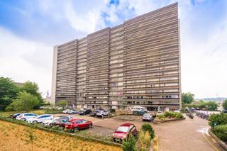 <p><span>Gezellig 2-slaapkamerappartement met terras.</span></p><p><span>Op de derde verdieping van een goed onderhouden gebouw bevindt zich dit charmante appartement van 72 m², ideaal voor wie op zoek is naar comfortabel wonen op een centrale locatie. </span></p><p><span>Via de inkomhal, voorzien van een praktische vestiairekast en een gastentoilet, komt u in de gezellige en lichtrijke leefruimte. Aansluitend bevindt zich de compacte keuken, uitgerust met een kookplaat, dampkap, oven en koelkast. Zowel vanuit de leefruimte als vanuit de keuken heeft u toegang tot het aangename terras, waar u kunt genieten van een prachtig panoramisch uitzicht over Mechelen.</span></p><p><span>Het appartement beschikt verder over twee slaapkamers en een badkamer met ligbad, lavabo en aansluiting voor een wasmachine.</span></p><p><span>Dankzij de centrale ligging bevinden winkels, openbaar vervoer en belangrijke invalswegen zich in de onmiddellijke omgeving, wat zorgt voor een uitstekende bereikbaarheid.</span></p><p><span>Bij het appartement dient verplicht een bovengrondse parkeerplaats aangekocht te worden aan € 15.000.</span></p><p><span>Een ideale opportuniteit voor starters, koppels of investeerders die op zoek zijn naar een goed gelegen appartement met een mooi uitzicht in Mechelen.</span></p>