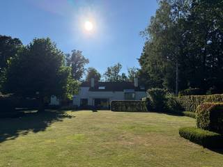 In de rustige, groene Eikenlaan in Belsele bevindt zich deze discreet ingeplante villa uit 1979 met een bewoonbare oppervlakte van 297 m² op een riant perceel van 2.074 m², waar licht, ruimte en privacy centraal staan.<br /><br />De inkomhal met gastentoilet geeft toegang tot de inpandige garage met extra bergruimte en een praktische wijnkelder. De riante leefruimte geniet dankzij grote raampartijen van een adembenemend zicht op de tuin en biedt rechtstreeks toegang tot het terras.<br /><br />Daarnaast beschikt de woning over een tweede leefruimte die zich perfect leent als vergaderruimte, tv- of speelkamer. Verder is er een bureauruimte met een aparte voordeur, ideaal voor professioneel onthaal of geconcentreerd thuiswerk. De keuken werd ongeveer tien jaar geleden vernieuwd en sluit logisch aan op zowel de leefruimtes als de inkomhal.<br /><br />De woning telt vier volwaardige slaapkamers en twee badkamers, wat het wooncomfort compleet maakt.<br /><br />Buiten zorgen het diepe gazon, strak onderhouden hagen en volwassen groen voor een permanent gevoel van rust en volledige privacy. Ook de ligging is een uitgesproken troef: lommerrijk en verkeersluw, en toch vlot bereikbaar in Belsele.<br /><br />Deze eigendom combineert royale woonvolumes met een uitzonderlijke tuinbeleving en biedt bovendien de flexibiliteit om wonen en werken harmonieus te integreren.