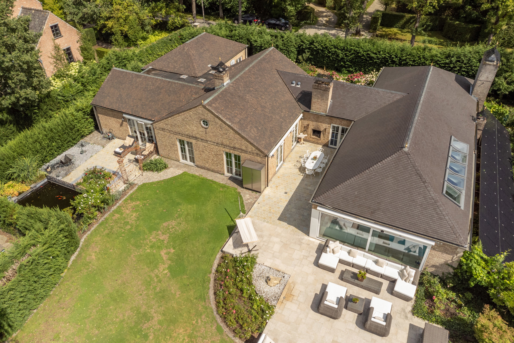 Exclusieve laagbouwvilla met binnen-en buitenzwembad - foto 2