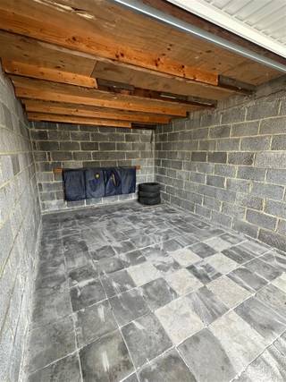 <p><span><span> Deze garage is gelegen op het Brandweerplein te Willebroek. De binnenafmetingen van de garage zijn: 2,8m x 5,15m.</span></span></p><p><br /> </p>