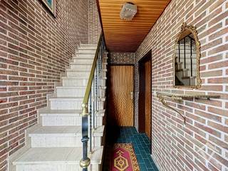 Op een boogscheut van het bruisende centrum van Diksmuide, in Beerst, bevindt zich deze solide woning op een vlot bereikbare ligging nabij tal van voorzieningen.<br /><br />Indeling<br />U komt binnen via de inkomhal met vaste trap naar de verdieping. Op het gelijkvloers vindt u een ruime woonkamer met aansluitend de gesloten keuken. Achteraan bevindt zich de veranda, die mogelijkheden biedt om de leefruimte open en ruimer te maken. Verder zijn er nog een berging en badkamer aanwezig.<br /><br />Op de eerste verdieping tellen we drie volwaardige slaapkamers. De zolderverdieping biedt bijkomende mogelijkheden, zoals het creëren van een extra slaapkamer.<br /><br />Naast de woning beschikt u over een ruime oprit met toegang tot de garage.<br /><br />Met de nodige opfrissingswerken kan u hier volop genieten van de afgesloten tuin.<br /><br />Meer weten? Plan vandaag nog uw bezoek in.