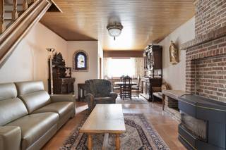 In het hart van Kruibeke vinden we deze op te frissen woning.<br />Centraal gelegen en vlakbij invalswegen.<br /><br />We komen de woning binnen via de inkomhal, die uitgeeft op de gezellige leefruimte met gashaard en open trap naar de verdieping.<br />Op het gelijkvloers bevindt zich verder een zeer ruime eetplaats met een gerenoveerde keuken, volledig uitgerust en voorzien van alle hedendaags comfort.<br />Achter de keuken ligt een ruime wasplaats met apart toilet en aansluiting voor wasmachine.<br />Aansluitend zijn er nog <strong>twee ruime bergplaatsen</strong>, ideaal voor extra opslag.<br /><br />Op de eerste verdieping bevinden zich <strong>drie volwaardige slaapkamers</strong> en een badkamer uitgerust met lavabo, ligbad en toilet.<br /><br />Via een uittrektrap bereik je <strong>de zolder</strong>, die tal van uitbreidingsmogelijkheden biedt.<br /><br />Buiten geniet je van een zeer grote tuin met een prachtig open zicht richting de Schelde.<br />Een absolute troef is de ruime <strong>inpandige garage</strong> met automatische poort, die bovendien beschikt over een manuele poort in de achtergevel, waardoor je rechtstreeks toegang hebt tot de tuin.<br /><br />Houten ramen met dubbel glas, verwarmingen via gaskachels en accumulatiekachel<br />Bron bewoonbare oppervlakte : EPC - certificaat<br />Renovatieverplichting residentiële gebouwen van toepassing.<br />https://www.vlaanderen.be/een-huis-of-appartement-kopen/renovatieverplichting-voor-residentiele-gebouwen<br /><br />Wij kijken ernaar uit om je rond te leiden in deze woning! Bel ons op 03/775.78.79, voor een afspraak.<br />Ben je ook van plan om jouw eigendom te verkopen? Maak een afspraak voor een gratis schatting, wij maken er samen een succesverhaal van !