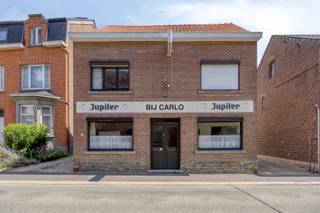 Stel je voor: een charmant pand dat de ziel van het dorp ademt, met twee sfeervolle bars en een eigen theaterzaal – klaar voor jouw creatieve...