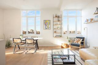 <br /><span>In het hartje van Klein-Antwerpen vinden we dit instapklare en smaakvol gerenoveerde appartement van 116m².<br /><br /><strong>Ligging:</strong><br />Het appartement is gelegen op een bijzonder gegeerde locatie tussen het Groen Kwartier, Zurenborg en het stadscentrum. Een buurt die bruist van het leven met uitstekende bereikbaarheid, een gezellige wekelijkse markt, een rijk aanbod aan scholen, faciliteiten en winkels. Van originele pop-ups en exotische kruideniers tot high-end delicatessenzaken en sterrenrestaurants. Alles bevindt zich op wandelafstand.<br /><br /><strong>Indeling:</strong><br />Dit stijlvolle ruime appartement op de zevende verdieping werd volledig gerenoveerd in 2020. Bij het binnenkomen van het appartement betreed je een ruime inkomhal, die toegang biedt tot de grote en lichtrijke leefruimte en sluit aan op de stijlvolle volledig geïnstalleerde keuken, die voorzien is van veel inbouwkasten.<br /><br />Via de nachthal heb je toegang tot twee ruime slaapkamers van respectievelijk 12m² en 10m² en moderne badkamer met een wasruimte. De badkamer is voorzien van een inloopdouche, ligbad en wastafel.<br /><br />Ten slotte is er nog een ondergrondse privatieve kelderberging en een zolderberging (+/-6m²) aanwezig.<br /><br />Aan de overkant is er nog een overdekte parkeerplaats die optioneel (maar bij voorkeur) mee kan aangekocht worden voor 30.000 EUR.<br /><br /><br /><strong>Troeven:</strong></span>
<ul>
	<li><span><span>Energiezuinig (267 kWh/m²jaar)</span></span></li>
	<li>Prachtig uitzicht</li>
	<li><span><span>Licht en modern</span></span></li>
	<li><span><span>Fietsenstalling aanwezig </span></span></li>
	<li><span><span>Dak is conform</span></span></li>
	<li><span><span>Asbestveilig</span></span></li>
	<li><span><span>Twee bergingen</span></span></li>
	<li><span><span>Lift </span></span></li>
</ul>
<br /><span>Benieuwd naar meer? Neem contact op voor een bezichtiging via 03 225 00 68 of mail naar info@wellimmo.net</span><br /> 