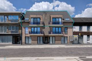 ZEER RUIM ENERGIEZUINIG APPARTEMENT MET 3 SLAAPKAMERS MET PARKEERPLAATS IN HET CENTRUM VAN AS<br /><br />*** Bekijkt U dit appartement via een aanverwante website? Surf dan naar https://matisimmo.be/nl/aanbod/4408980/appartement-te-koop-in-3665-as en klik op volgende link voor het INTERACTIEF GRONDPLAN: https://grondplan.matisimmo.be/grondplan/?map=AsDorpsstraat72bus3 ***<br /><br />Dit zeer ruime appartement vinden we terug aan de Dorpsstraat 72/3 te As en is gelegen pal in het centrum tegenover de nieuwe gemeentelijke bibliotheek. Dankzij deze centrale ligging zijn alle voorzieningen binnen handbereik gelegen. Tevens ligt er een bushalte voor de deur waardoor u makkelijk een uitstap naar o.a. Genk kan maken. Ook de op- en afrit van de autostrade E314 is gelegen op minder dan 5 minuten rijden waardoor omliggende steden vlot bereikbaar zijn.<br /><br />Recent werd een volledig nieuwe straat met nieuwe riolering en nutsvoorzieningen aangelegd zodat u hier in alle rust van het vernieuwde centrum kan genieten. Er is een inrit voor de wagen naar de garage en autostaanplaats via de achterliggende Nieuwstraat.<br /><br />Het appartement werd afgewerkt met kwalitatieve materialen en met het oog op comfort. Zo zijn er elektrische rolluiken aanwezig en is er airco voorzien in de leefruimte en in de master bedroom.<br /><br />Het appartement is gelegen op de tweede en bovenste verdieping en is bereikbaar via de lift. We betreden het appartement via de inkomhal met toilet die toegang geeft aan de ruime woonkamer met zit- en eetgedeelte. Vanuit de woonkamer is er rechtstreeks toegang naar de twee terrassen en tot de uitgeruste keuken met aansluitend de berging voorzien van inbouwkasten. Verder is het appartement voorzien van drie ruime slaapkamers, een praktische wasplaats en de badkamer. De badkamer is voorzien van een bubbelbad, douche en dubbele lavabo.<br /><br />Verder beschikt het appartement over 2 ruime kelderbergingen alsook een autostaanplaats aan de achterzijde van het gebouw. <br /><br />Optioneel kan er een grote privatieve zolderruimte van circa 70m2 die apart toegankelijk is via de traphal aangekocht worden. Deze zolder biedt diverse mogelijkheden zoals een ontspannings- of hobbyruimte, speelzolder,... of als extra bergruimte.<br />Dit geldt eveneens voor de garage, deze kan ook optioneel aangekocht worden.<br /><br />Het appartement is gezien de ligging ook uitermate geschikt voor verhuur en zou mogelijks omgevormd kunnen worden tot 2 duplexappartementen.<br /><br />De vermelde woonoppervlakte is steeds de bruikbare vloeroppervlakte overgenomen uit het EPC-verslag.<br /><br />Wilt u dit ruime appartement in het centrum van As graag bezichtigingen? Contacteer ons dan vrijblijvend via 089/44 00 00 of info@matisimmo.be.